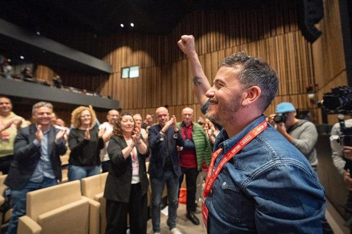 El nuevo secretario de CCOO en Euskadi, Santi Martínez, tras ser elegido de su cargo durante el XIII Congreso Confederal de CCOO Euskadi, en el Palacio de Congresos Europa, a 16 de mayo de 2025, en Vitoria-Gasteiz, Álava