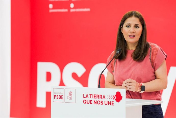 La portavoz del PSOE de Extremadura, Isabel Gil Rosiña, en rueda de prensa