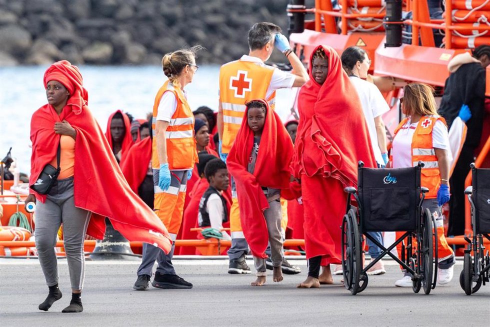 Archivo - Agentes de los equipos de emergencia atienden a los migrantes en el muelle de Arrecife,, entre ellos menores.