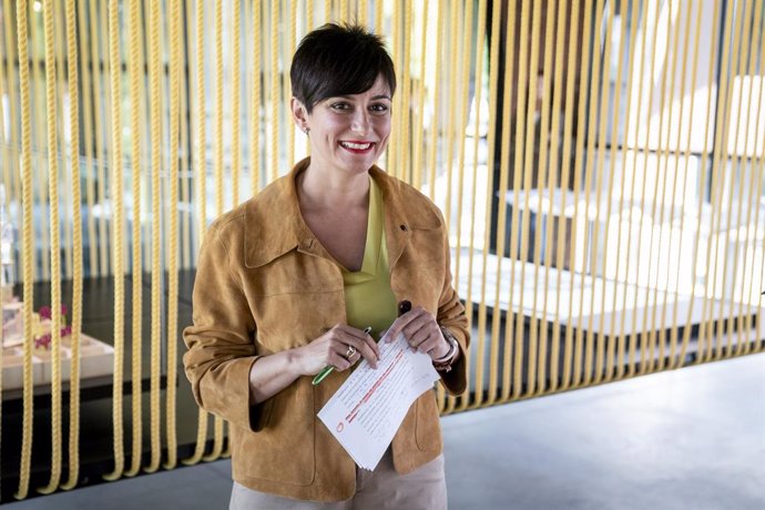 La ministra de Vivienda y Agenda Urbana, Isabel Rodríguez, tras una reunión de trabajo con el PSOE, en La Casa de la Arquitectura, a 22 de mayo de 2025, en Madrid (España). La ministra ha mantenido un encuentro con el grupo parlamentario socialista en el 