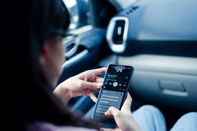 ¿Quién Paga Si Te Ponen Una Multa Usando Un Coche De Alquiler O 'Carsharing'?: Lo Que Debes Saber