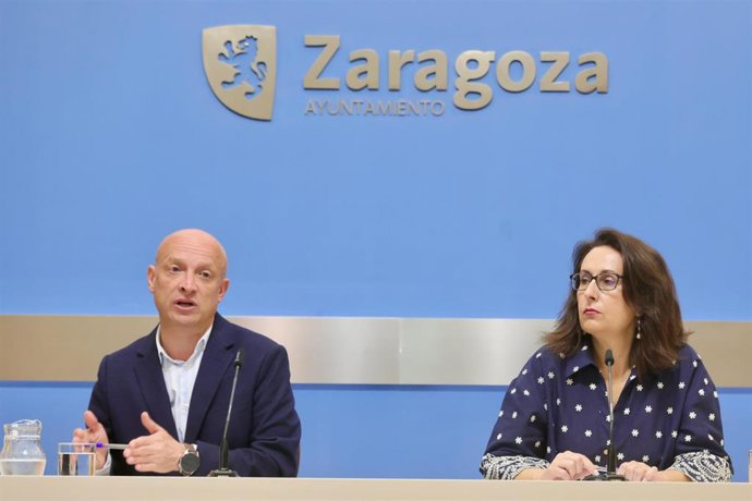 El consejero municipal de Economía, Transformación Digital y Transparencia, Carlos Gimeno, y al concejal de Vox, Eva Torres