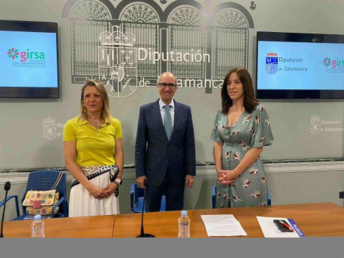 La concejala de MA del ayto de Salamanca, María José Coca, presidente de la Diputación Javier Iglesias y diputada de MA Pilar Sánchez.