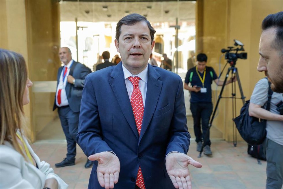 El presidente de la Junta de Castilla y León, Alfonso Fernández Mañueco, tras la reunión de la XXVIII Conferencia de Presidentes, en Palau de Pedralbes de Barcelona, a 6 de junio de 2025, en Barcelona, Catalunya (España). 