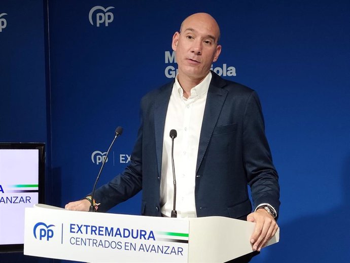 El portavoz del PP de Extremadura, José Ángel Sánchez Juliá, en una rueda de prensa en la sede del partido en Mérida.
