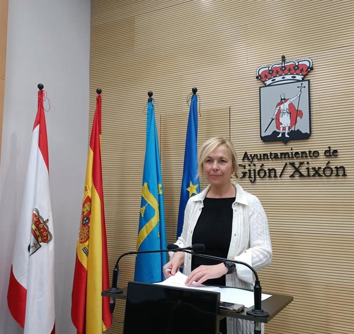 La portavoz del Grupo Municipal de Vox, Sara Álvarez Rouco, en rueda de prensa en el Consistorio gijonés.