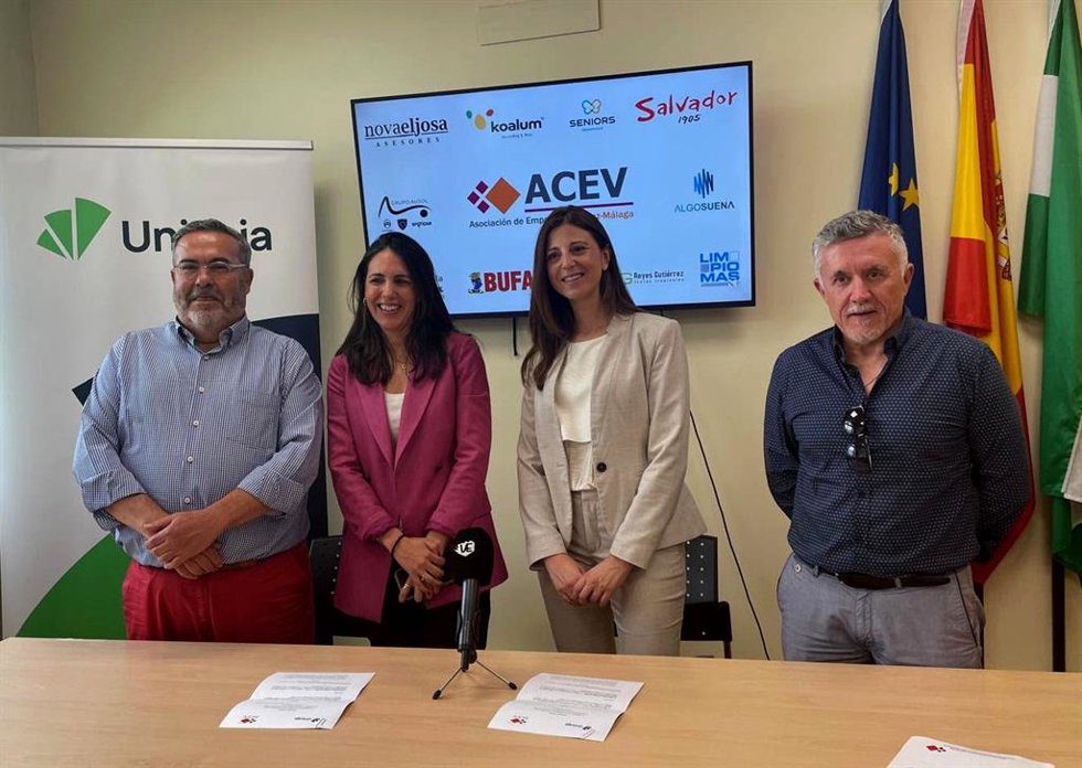 El acuerdo, que ha sido suscrito por la directora de Málaga Centro Oriental de Unicaja, Marisol Pérez Gavilán, y el presidente de ACEV, José Antonio González González, beneficiará a los más de 300 socios que integran esta asociación.