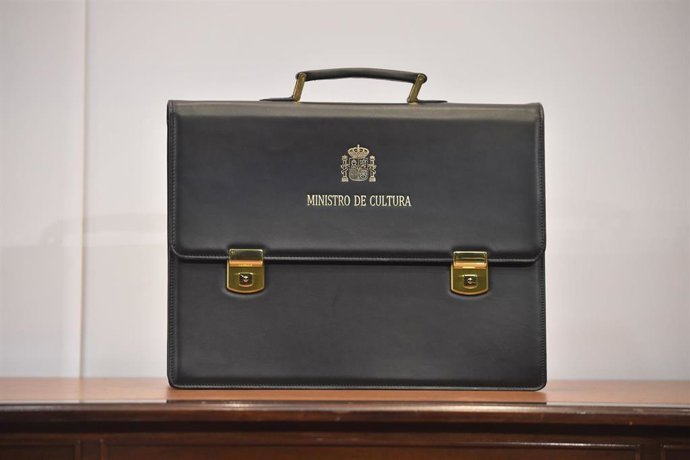 Archivo - La cartera del ministro de Cultura, en la sede del Ministerio de Cultura.
