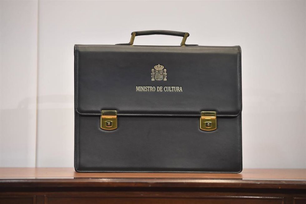 Archivo - La cartera del ministro de Cultura, en la sede del Ministerio de Cultura.