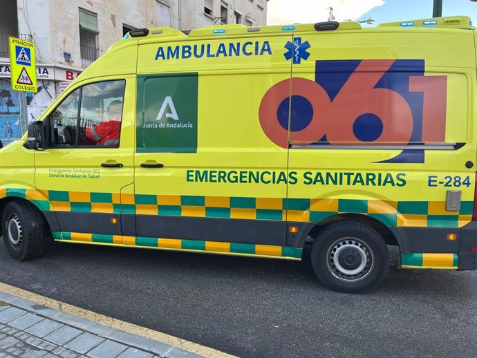 Archivo - Ambulancia de emergencias sanitarias del 061.