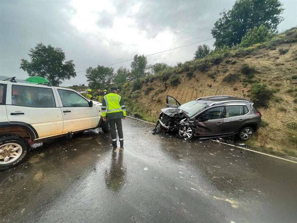 Choque frontal entre un coche y un todoterreno en Caldearenas (Huesca) en una foto de archivo. 