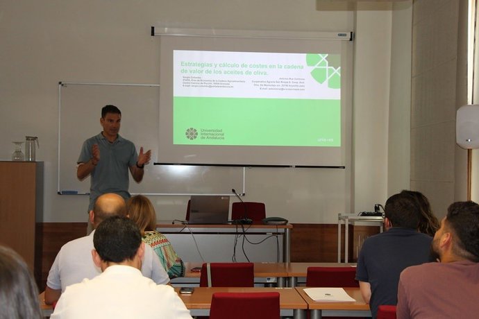 Una clase de la microcredencial 'Estrategias y cálculo de costes en la cadena de valor de los aceites de oliva'.