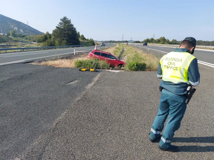 La Guardia Civil atiende una salida de vía en la AP-15 en Tiebas-Muruarte de Reta.