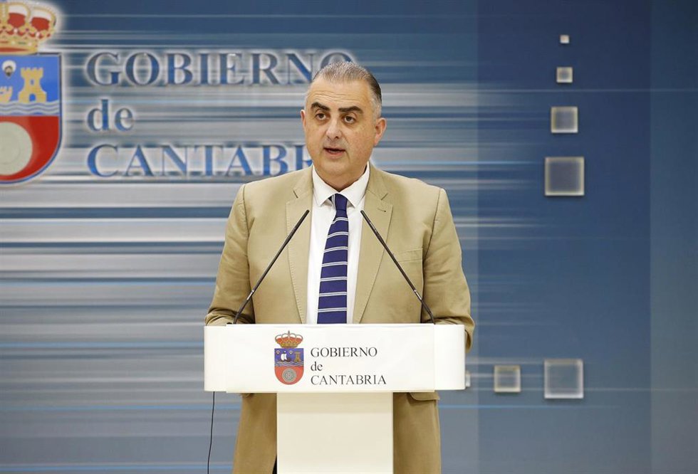 Imagen de archivo.- El consejero de Fomento, Vivienda, Ordenación del Territorio y Medio Ambiente, Roberto Media, en rueda de prensa