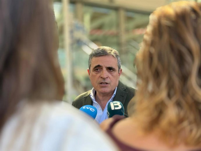 El 'popular' José Vicente Marí atiende a la prensa en el aeropuerto de Palma