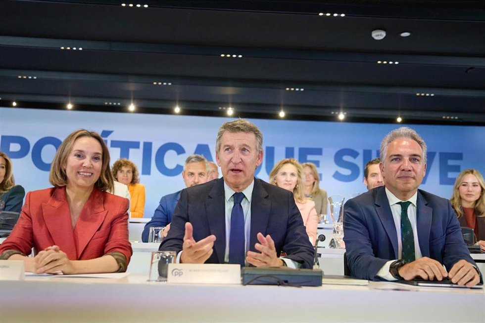 La secretaria general del PP, Cuca Gamarra, el presidente del PP, Alberto Núñez Feijóo, y el Vicesecretario General de Política Autonómica y Municipal y Análisis Electoral del PP, Elías Bendodo, presiden la reunión del Comité Ejecutivo Nacional, en la s