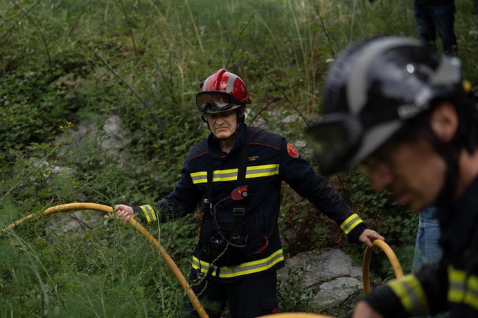 Varios bomberos durante un simulacro de incendio forestal en la montaña de Collserola, a 2 de junio de 2025, en Barcelona, Catalunya (España).