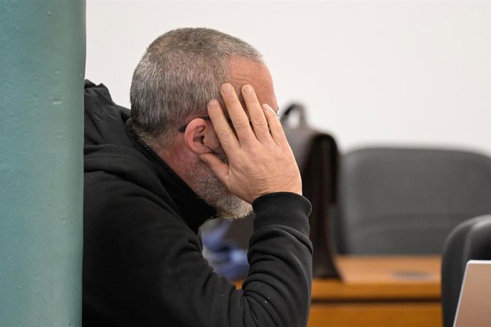 Archivo - El acusado, en la Audiencia Provincial de A Coruña, durante el juicio por el asesinato a una panadera en el barrio coruñes de O Birloque, en A Coruña.