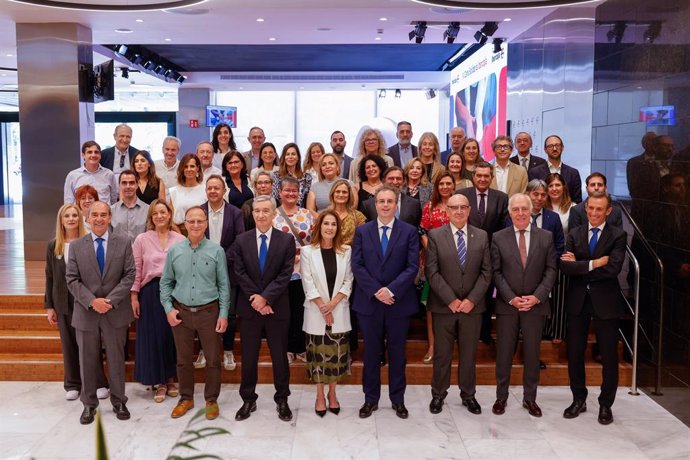 El presidente y el consejero delegado de Ibercaja, Francisco Serrano y Víctor Iglesias, respectivamente, con las entidades beneficiarias de las donaciones.