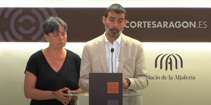 El diputado de IU en las Cortes de Aragón, Álvaro Sanz, comparece junto a la responsable de Derechos Sociales y Feminismo de su partido, Marga Deyá.