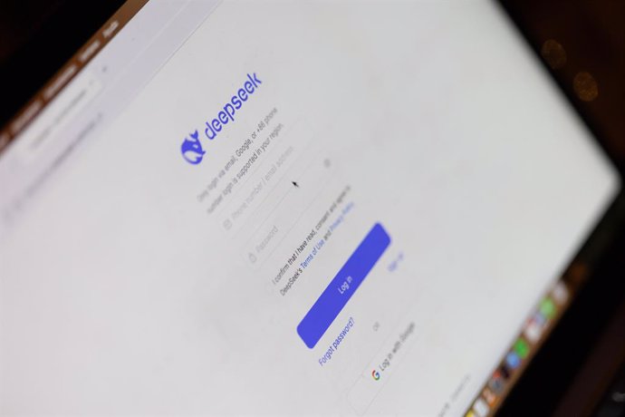 Archivo - Una persona prueba el asistente DeepSeek, a 29 de enero de 2025, en Madrid (España). El asistente DeepSeek llegó a App Store el pasado 11 de enero, y ha escalado para ocupar la primera posición en la tienda de Apple en Estados Unidos, por delant