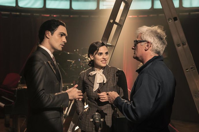 Archivo - Eneko Sagardoy eta Jone Laspiur protagonistak Asier Altuna zuzendariarekin 'Karmele' lanaren filmaketan