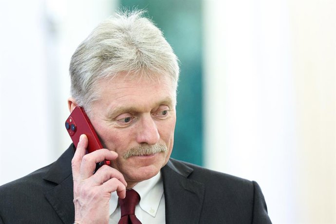 RÚSSIA, MOSCOU - 10 DE MAIO DE 2025: Dmitry Peskov, secretário de imprensa presidencial da Rússia, chega para uma reunião entre o presidente Vladimir Putin e Emmerson Mnangagwa, presidente do Zimbábue, no Kremlin de Moscou