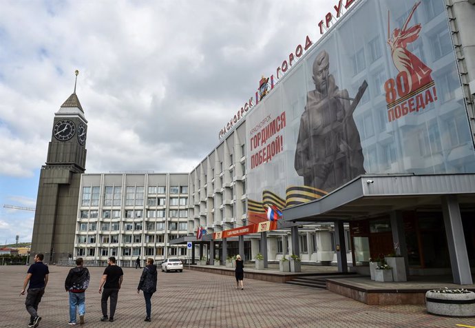 RUSSIA, KRASNOYARSK - JUNE 9, 2025: A banner commemorating the 80th anniversary of the Victory in WWII is seen outside the Krasnoyarsk Administration building. According to the police, Krasnoyarsk Mayor Loginov has been detained on suspicion of bribe taki