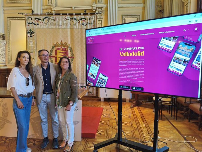 El concejal de Comercio, Mercados y Consumo de Valladolid, Víctor Martín, junto a representantes de las asociaciones de comerciantes.