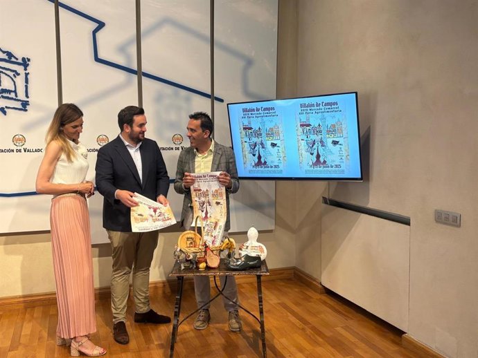 El alcalde de Villalón de Campos, José Ángel Alonso Pérez; la representante de Turismo, Rosa Ana Andrés Crespo y el diputado delegado de Promoción Agroalimentaria, Moisés Santana.