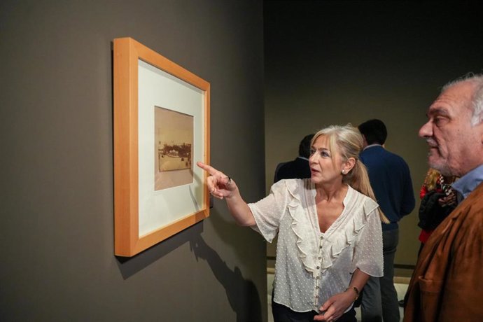 Archivo - La consejera de Cultura y Deporte, Patricia del Pozo, en la inauguración de la exposición temporal 'Leygonier, el primero de los fotógrafos sevillanos' en el Bellas Artes.