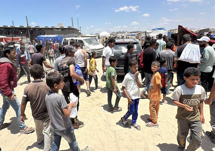 May 28, 2025, Rafah, Gaza Strip, Palestinian Territory: Palestinians seeking aid gather near an aid distribution site run by the U.S.-backed Gaza Humanitarian Foundation, in Rafah, in the southern Gaza Strip, May 27, 2025,Image: 1004275966, License: Right