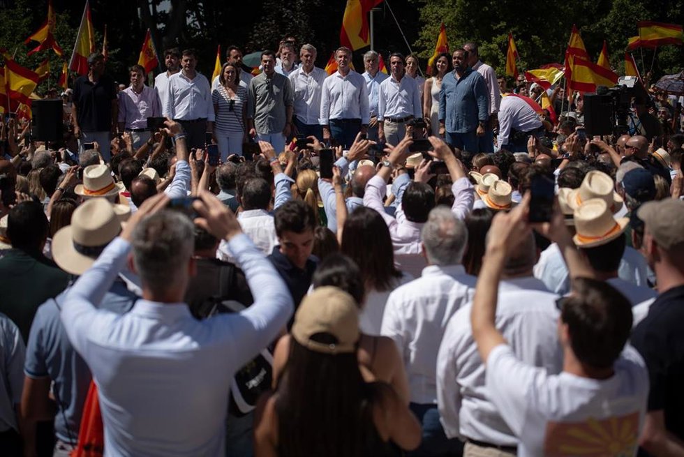 Líderes del PP junto al presidente de partido, Alberto Núñez Feijóo, en la manifestación convocada bajo el lema 'Mafia o democracia'