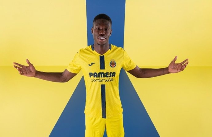 El jugador del Villarreal CF Thierno Barry posa con la camiseta de la temporada 2025-2026.