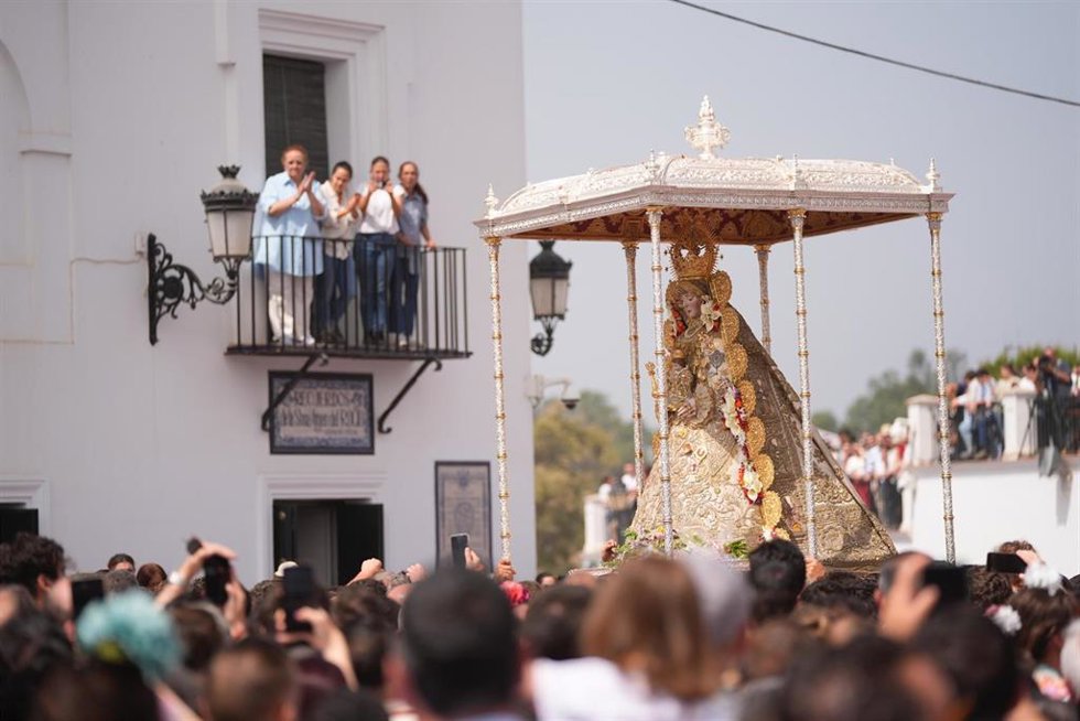 La Virgen del Rocío por las calles de la aldea durante la procesión.
