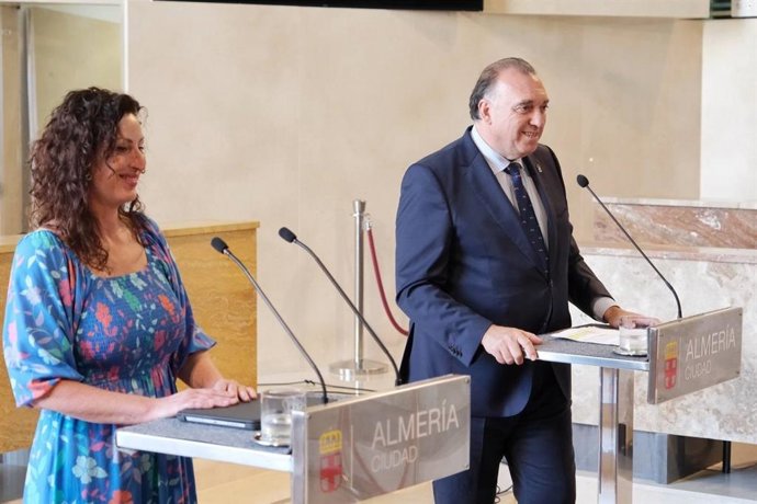 El consejero de Turismo y Andalucía Exterior de la Junta de Andalucía, Arturo Bernal, y la alcaldesa de Almería, María del Mar Vázquez, tras la firma del convenio para reforzar el control de las viviendas de uso turístico en la capital.