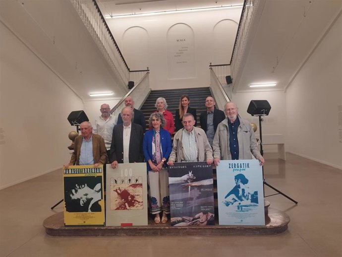 Gobierno Vasco restaura cuatro mediometrajes en euskara de los años 80 de Anjel Lertxundi, Alfonso Hungría, José Julián Bakedano y Xabier Elorriaga que posan con los carteles de sus películas, que se proyectarán en el Zinemaldia de este año.