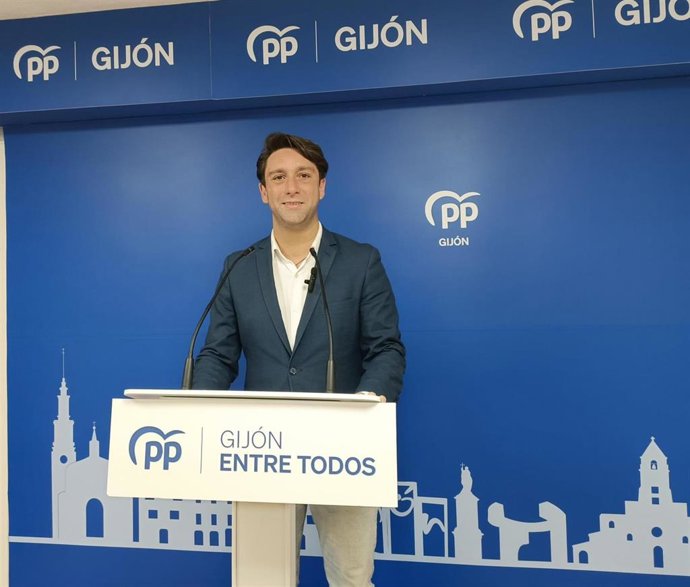 El presidente del PP de Gijón y diputado regional, Andrés Ruiz, en rueda de prensa en la sede gijonesa de los 'populares'.