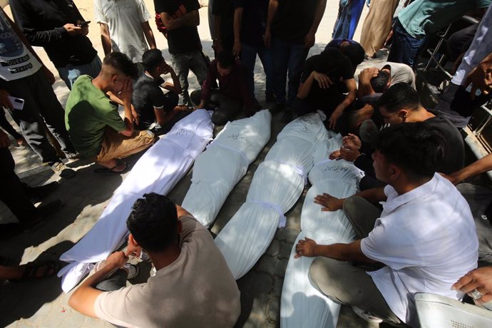 Palestinos junto a los cadáveres de varios muertos a causa de un bombardeo del Ejército de Israel contra desplazados en Yabalia, en el norte de la Franja de Gaza (archivo)