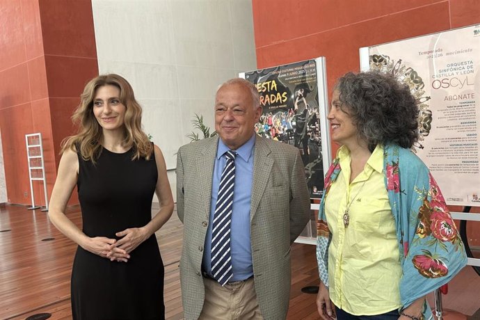 La viceconsejera de Acción Cultural, Mar Sancho; el consejero de Cultura, Gonzalo Santonja y la directora general de Planificación, Ordenación y Equidad Educativa, Isabel Tovar, antes de la 'Fiesta Miradas'.