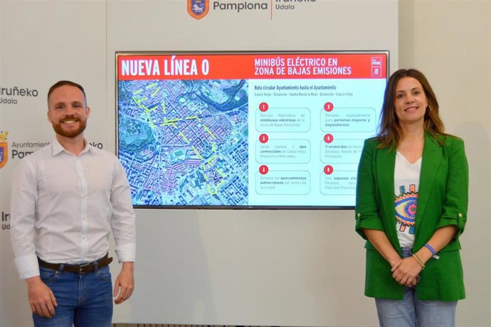 La portavoz del grupo municipal socialista en el Consistorio, Marina Curiel, junto al concejal Xabi Sagardoy