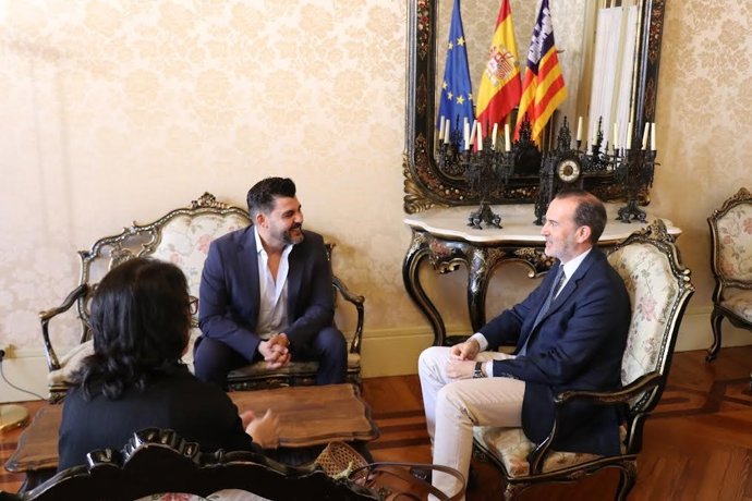 El presidente del la Agrupación Empresarial de Agencias de Viajes en Baleares, Pedro Fiol, y el presidente del Parlament, Gabriel Le Senne