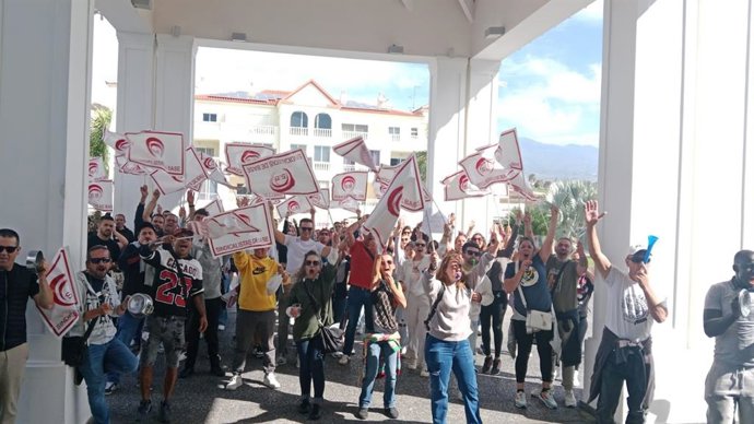 Archivo - Concentración de trabajadores con motivo de la huelga turística en la provincia de Santa Cruz de Tenerife