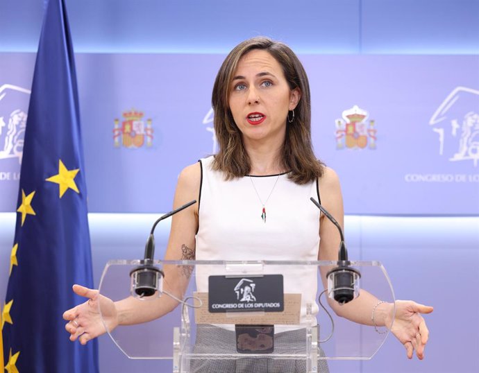 La portavoz de Podemos en el Congreso, Ione Belarra, durante una rueda de prensa anterior a la Junta de Portavoces, en el Congreso de los Diputados, a 27 de mayo de 2025, en Madrid (España).