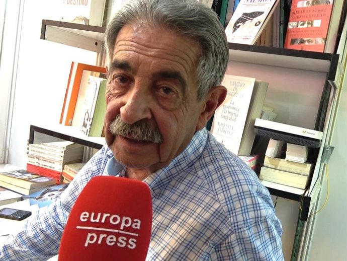 Miguel Ángel Revilla en la Feria del Libro de Madrid