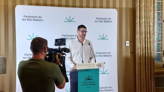 El portavoz del PP en el Parlament, Sebastià Sagreras, en rueda de prensa.