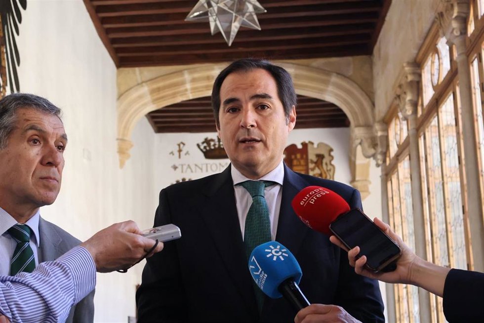 El consejero de Justicia, José Antonio Nieto, atiende a los medios junto al presidente del TSJA, Lorenzo del Río, en una imagen de archivo