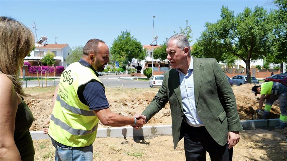 Sanz visita las obras de Sevilla Este