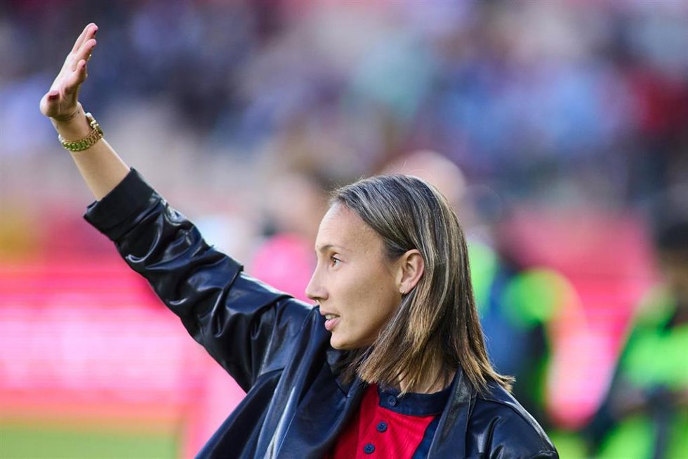 Archivo - Virginia Torrecilla saluda a los aficionados antes de un partido