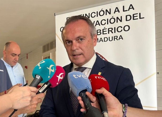 El consejero de Infraestructuras, Transporte y Vivienda de la Junta de Extremadura, Manuel Martín Castizo, atiende a los medios en Cáceres